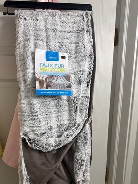 NWT• 2/$25 - Reversible Faux Fur Throw Blanket